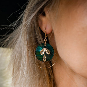 Boucles d’oreilles Célestine en nacre verte et feuillage martelé doré, portées