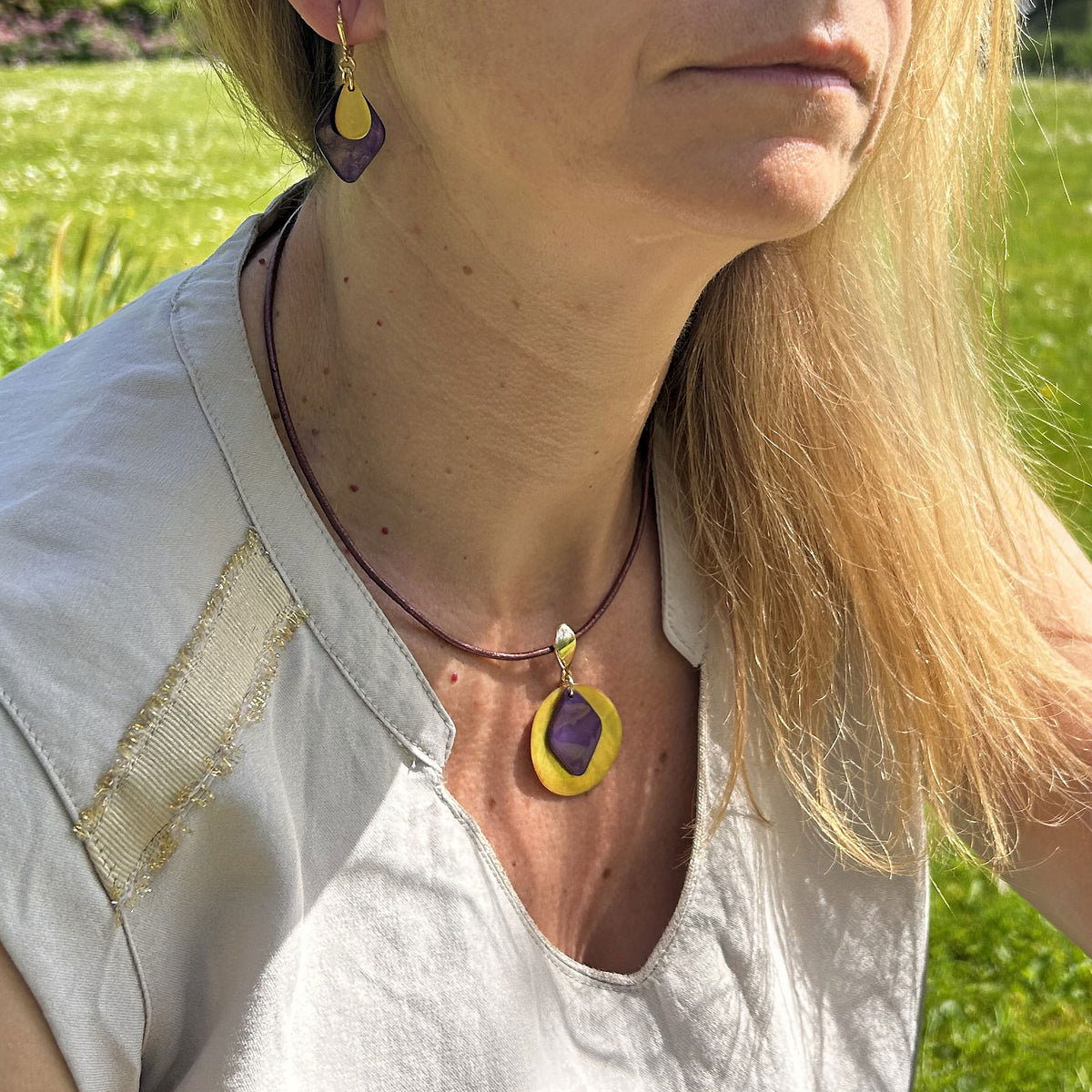 collier en nacre jaune modèle Alicia