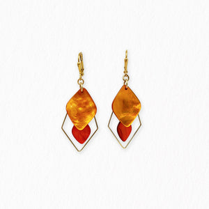 Boucles d’oreilles Danaé en nacre orange et losanges dorés