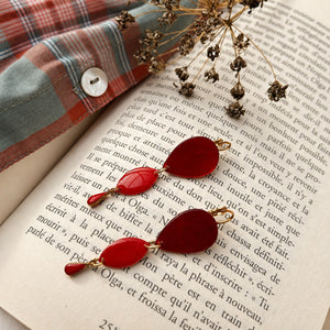 Boucles d’oreilles Joy en nacre et émail rouges, dorées à l’or fin 24 carats, photo d’ambiance