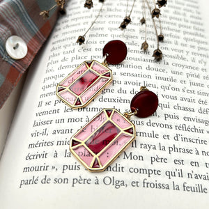 Boucles d’oreilles Albertine en résine, inspiration Art déco, photo d’ambiance
