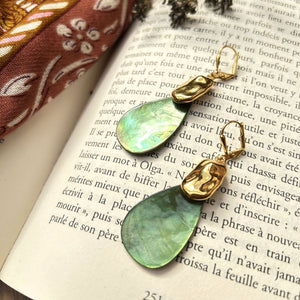 Boucles d’oreilles Eugénie en nacre goutte et dorure, photo d’ambiance