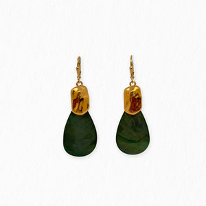 Boucles d’oreilles Eugénie en nacre goutte et dorure