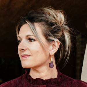 Boucles d’oreilles Eugénie en nacre goutte et dorure, portées