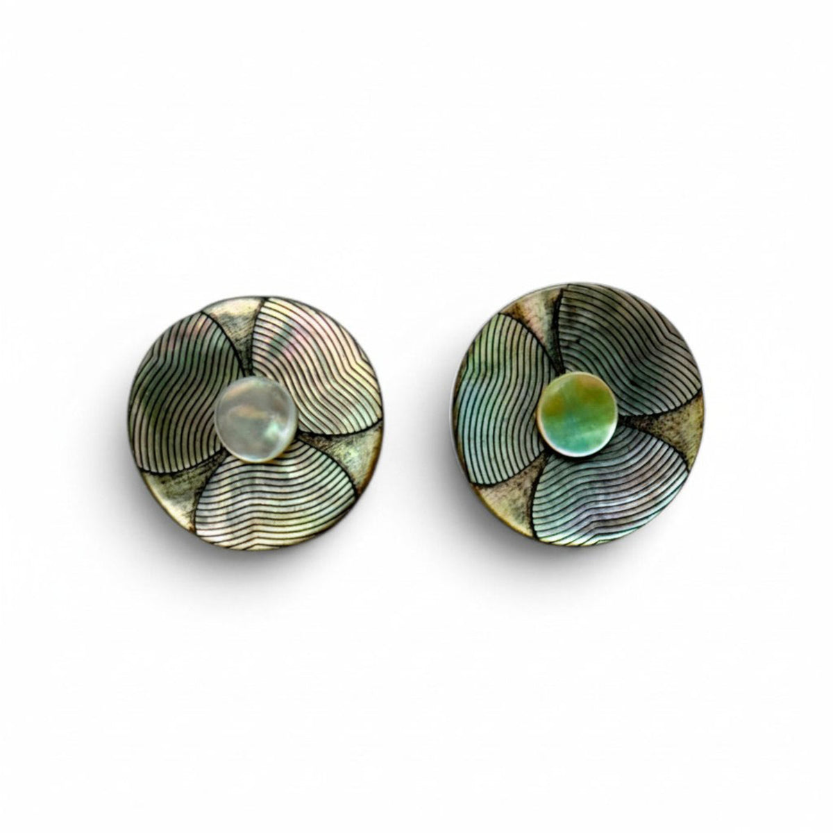 Boucles d’oreilles Paule en nacre naturelle gravée fleur