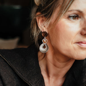 Boucles d’oreilles Astrid en nacre marron et argent ciselé, portées