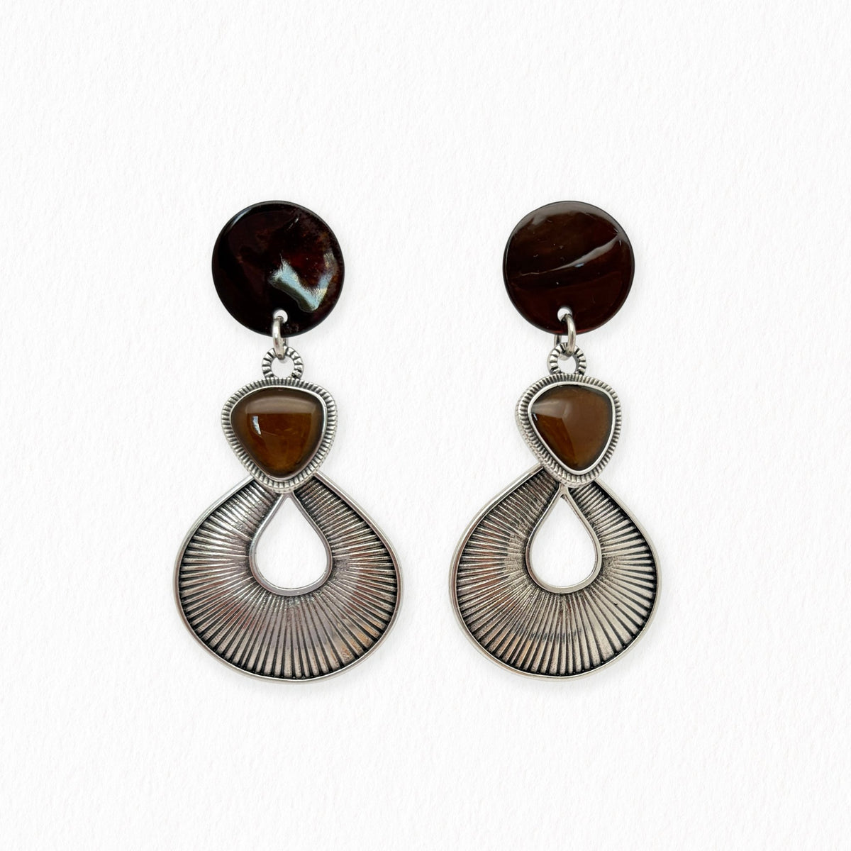 Boucles d’oreilles Astrid en nacre marron et argent ciselé