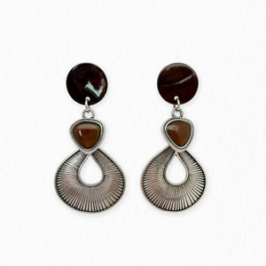 Boucles d’oreilles Astrid en nacre marron et argent ciselé
