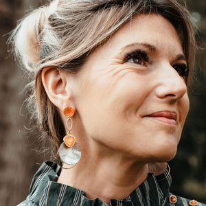 Boucles d’oreilles Adélaïde en nacre et émail orange, portées