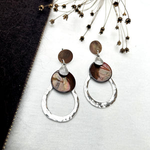 Boucles d’oreilles Léonie en nacre brune et argent martelé, photo d’ambiance