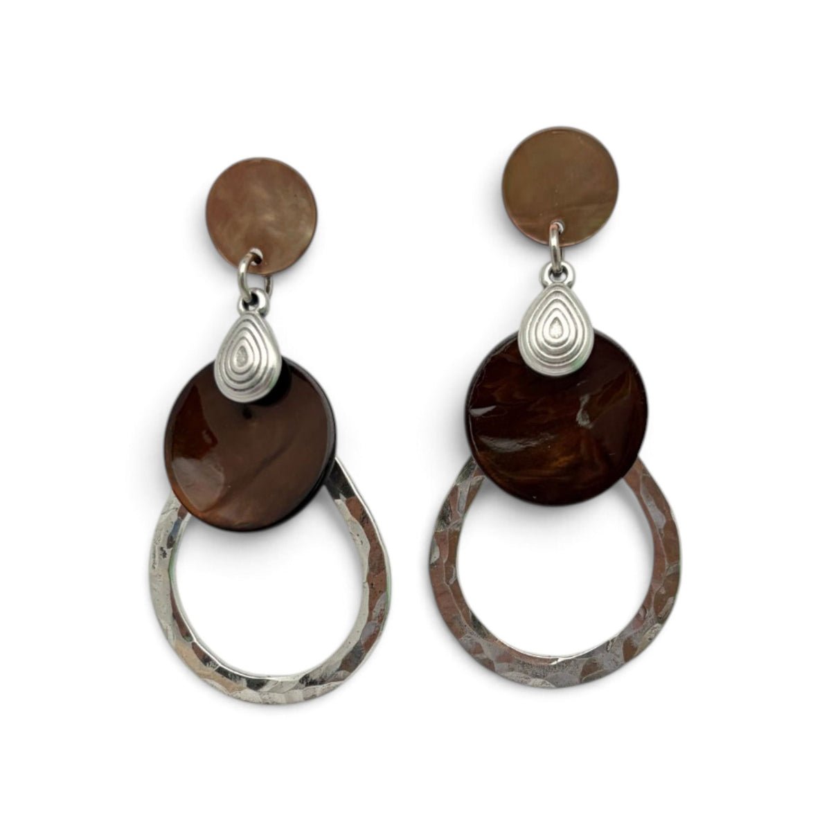 Boucles d’oreilles Léonie en nacre brune et argent martelé