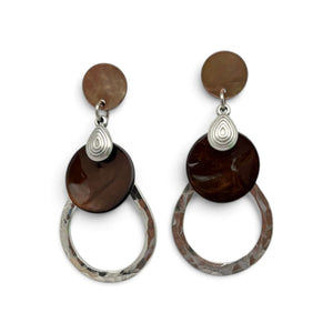 Boucles d’oreilles Léonie en nacre brune et argent martelé