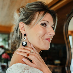 Boucles d’oreilles Armance en nacre noire et trèfle naturel, portées
