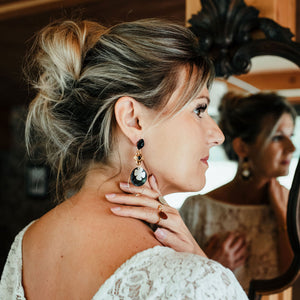 Boucles d’oreilles Armance en nacre noire et trèfle naturel, portées