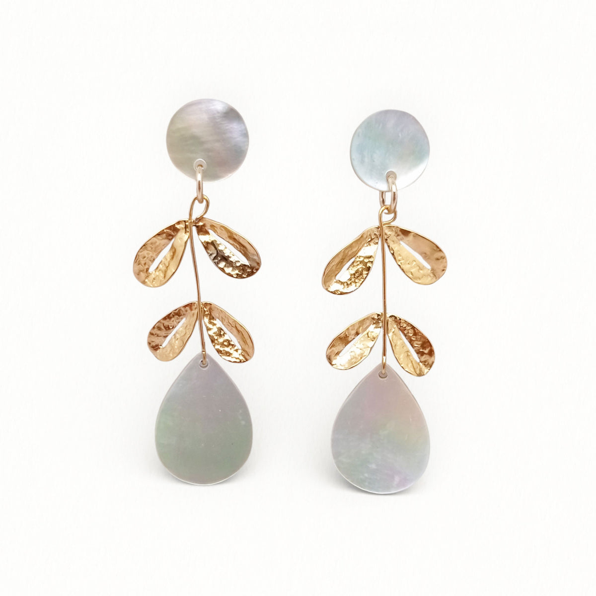 Boucles d'oreilles nacres délicates feuilles