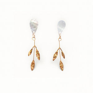 Boucles d'oreilles nacres feuilles ciselées