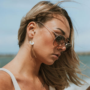 Boucles d'oreilles en nacre Dormeuses Lou portées 
