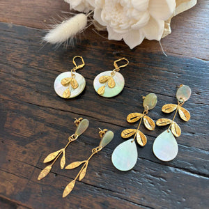 Boucles d'oreilles nacres délicates feuilles