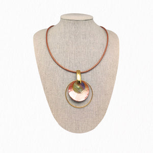 Collier en nacre modèle Canelle sur présentoir 