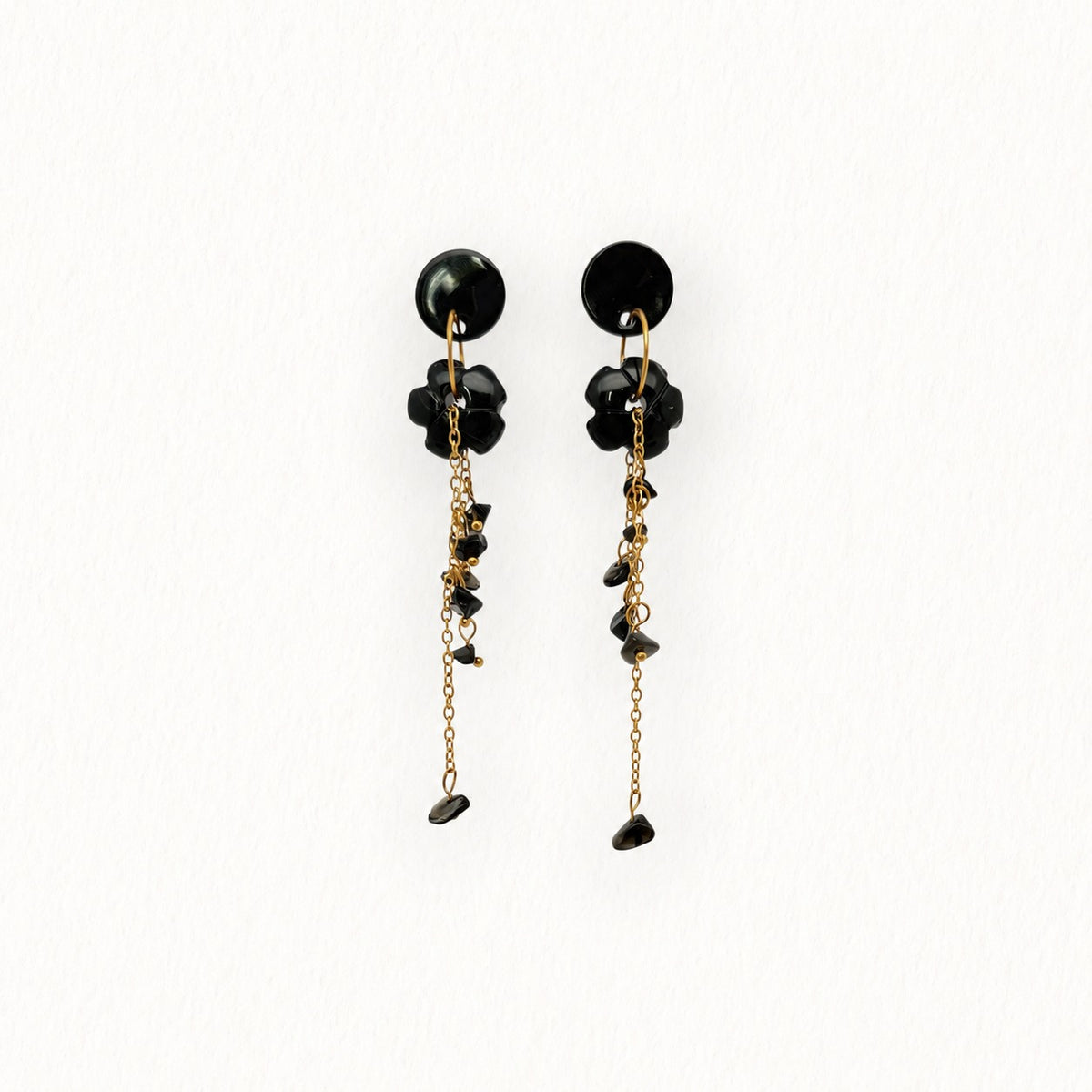 Boucles d’oreilles Pia en nacre noire et chaînes dorées, poussettes en nacre noire