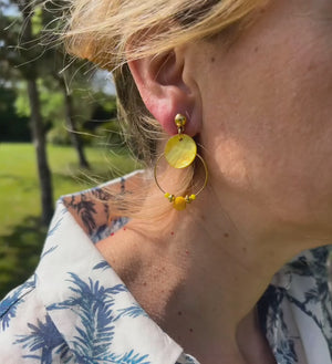 Boucles d'oreilles en nacre portées