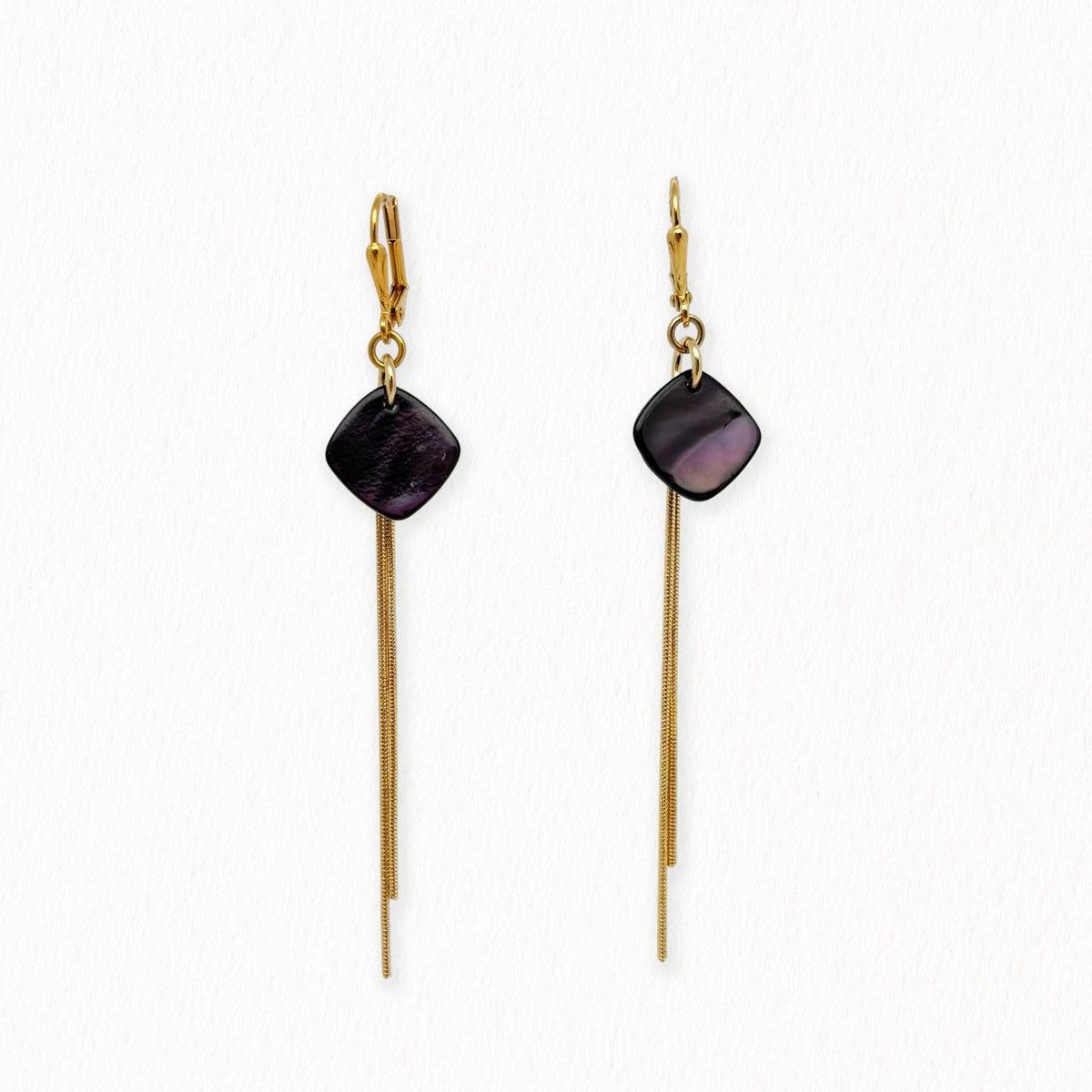 Boucles d’oreilles Tara en nacre violette, dormeuses et chaîne serpent