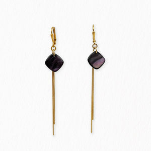 Boucles d’oreilles Tara en nacre violette, dormeuses et chaîne serpent
