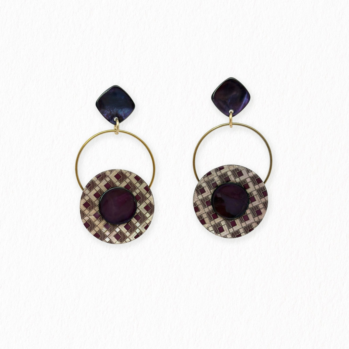 Boucles d’oreilles Tara en nacre violette, poussettes et nacre gravée tartan