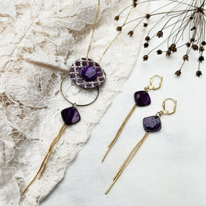 Collier Tara en nacre violette gravée tartan, parure avec les boucles dormeuses