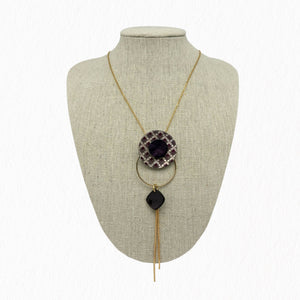 Collier Tara en nacre violette gravée tartan