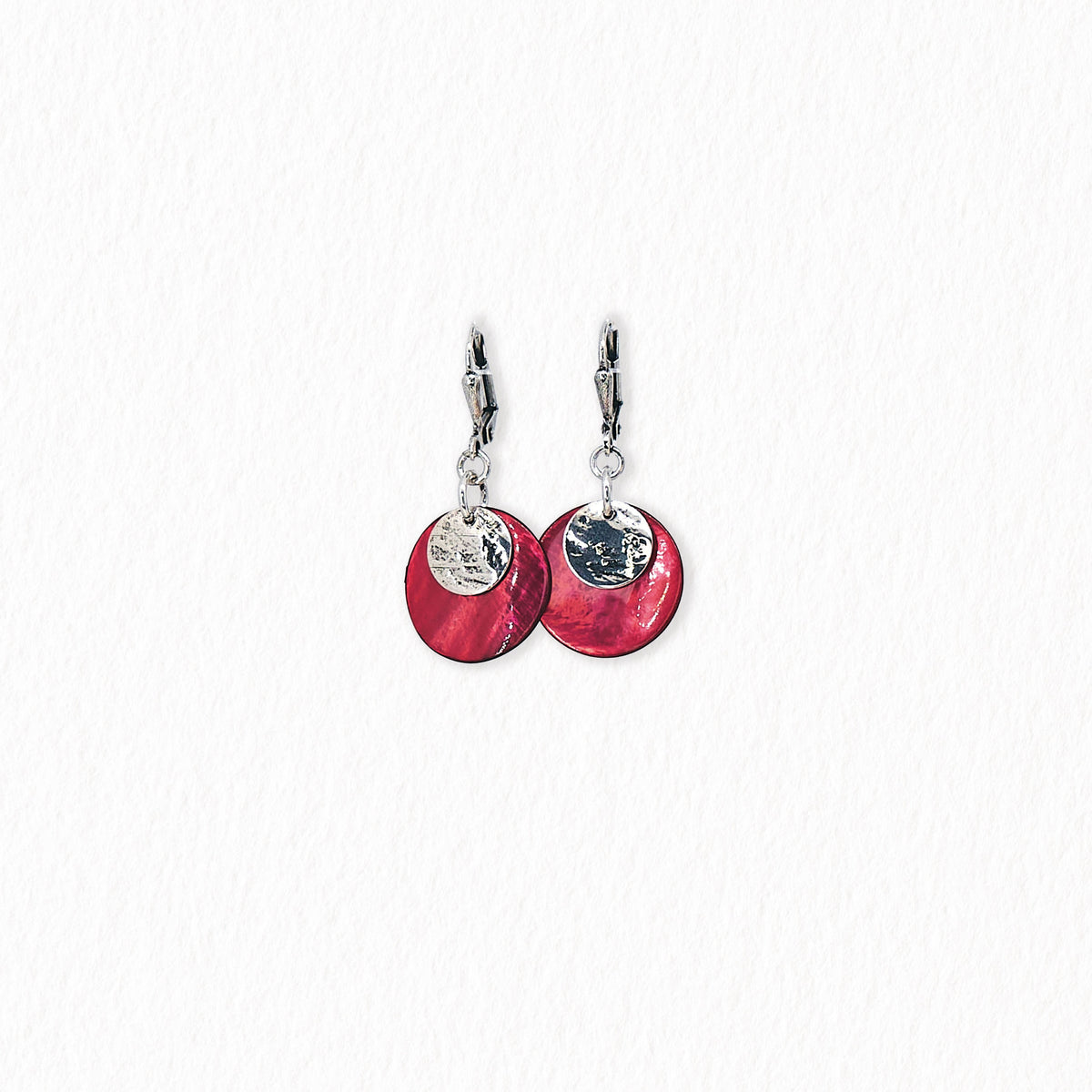 Boucles d’oreilles dormeuses en nacre – argentées