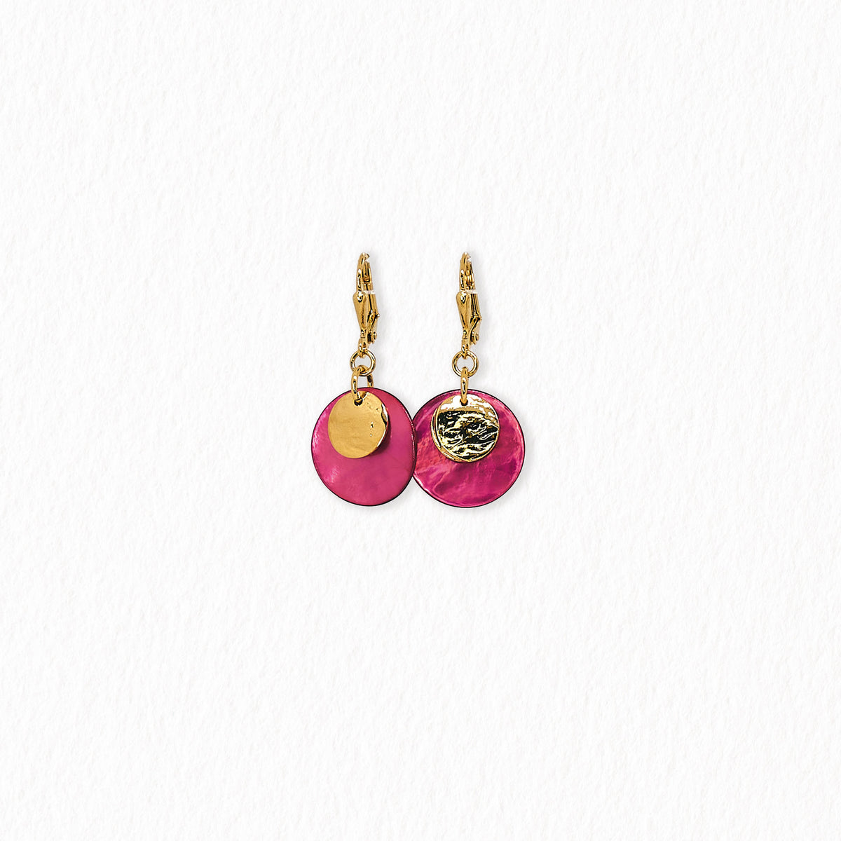 Boucles d’oreilles dormeuses en nacre – dorées