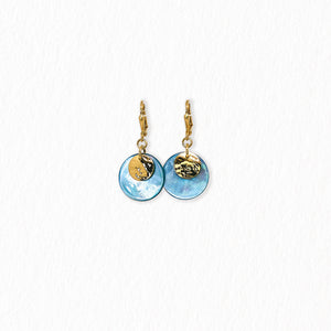 Boucles d’oreilles dormeuses en nacre – dorées
