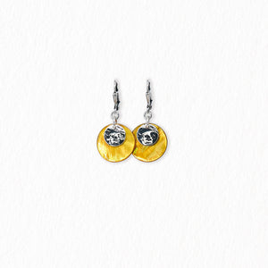 Boucles d’oreilles dormeuses en nacre – argentées
