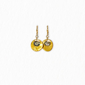 Boucles d’oreilles dormeuses en nacre – dorées