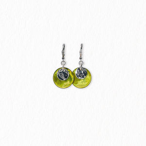 Boucles d’oreilles dormeuses en nacre – argentées