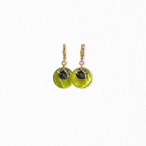 Boucles d’oreilles dormeuses en nacre – dorées