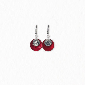 Boucles d’oreilles dormeuses en nacre – argentées