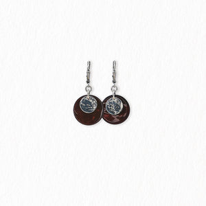 Boucles d’oreilles dormeuses en nacre – argentées