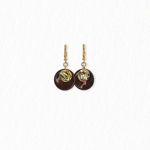 Boucles d’oreilles dormeuses en nacre – dorées