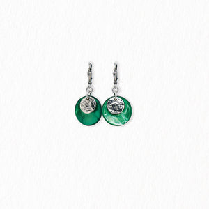 Boucles d’oreilles dormeuses en nacre – argentées