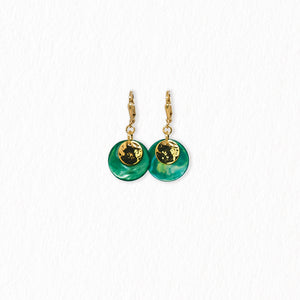 Boucles d’oreilles dormeuses en nacre – dorées