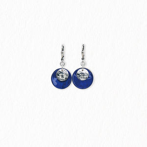 Boucles d’oreilles dormeuses en nacre – argentées