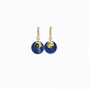 Boucles d’oreilles dormeuses en nacre – dorées