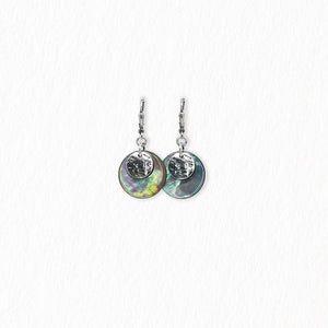 Boucles d’oreilles dormeuses en nacre – argentées