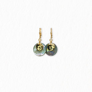 Boucles d’oreilles dormeuses en nacre – dorées