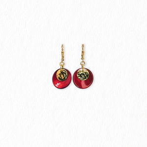 Boucles d’oreilles dormeuses en nacre – dorées