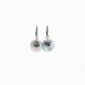Boucles d’oreilles dormeuses en nacre – argentées