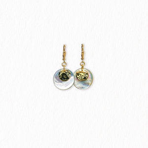 Boucles d’oreilles dormeuses en nacre – dorées