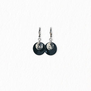 Boucles d’oreilles dormeuses en nacre – argentées